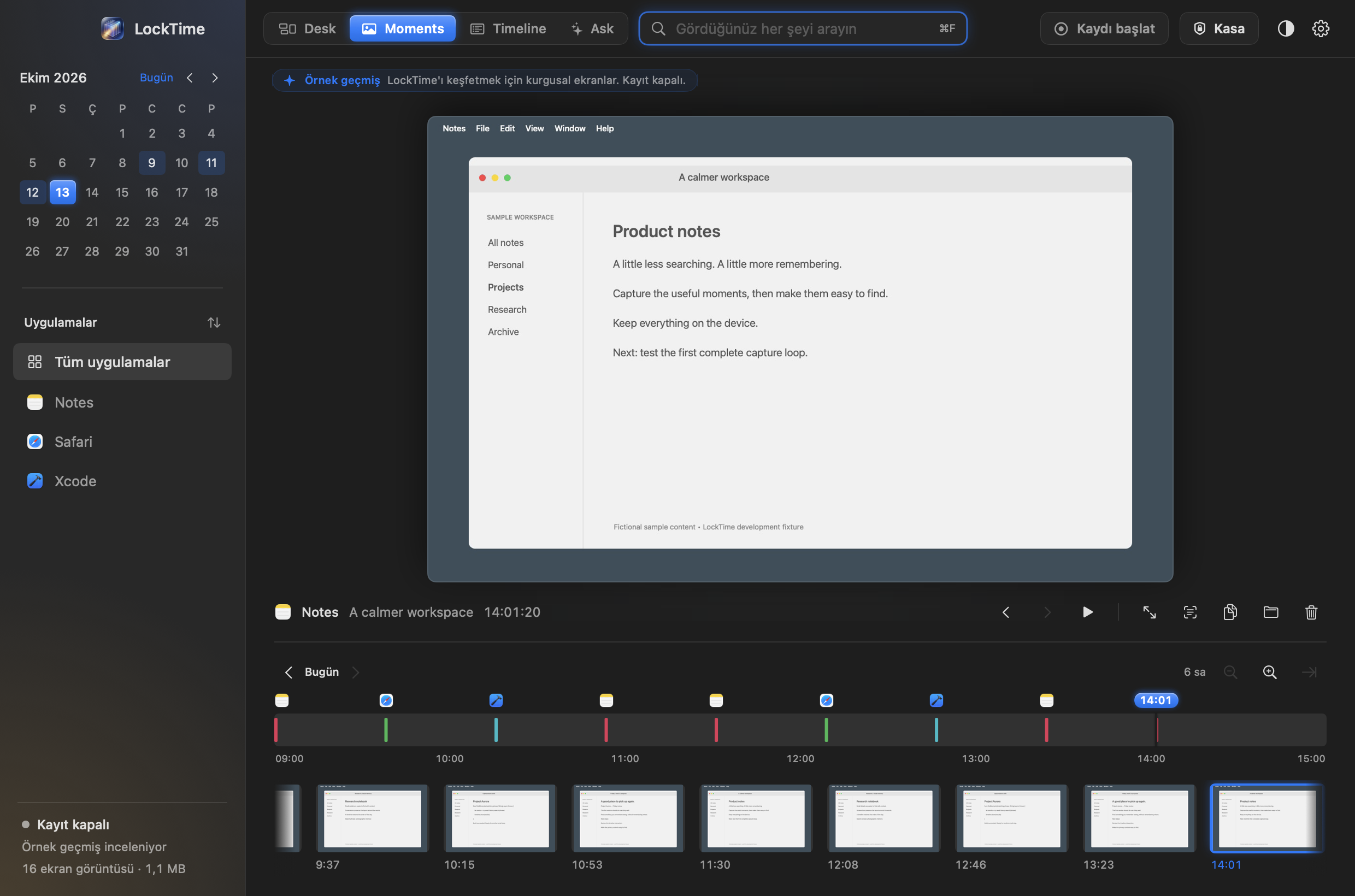 LockTime'ın çalışma alanı: yanında Desk, Moments, Timeline ve Ask sekmeleri olan bir arama alanı, hareketli günleri gösteren bir takvim, büyük bir not penceresi görüntüsü, altında günün anlarından oluşan şerit ve sağ üstte Kasa düğmesi.